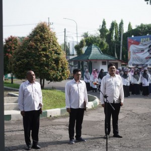 Pak Eka Menginspirasi, Menjadi Petugas Upacara dalam  Rangka Memperingati Hari Pahlawan